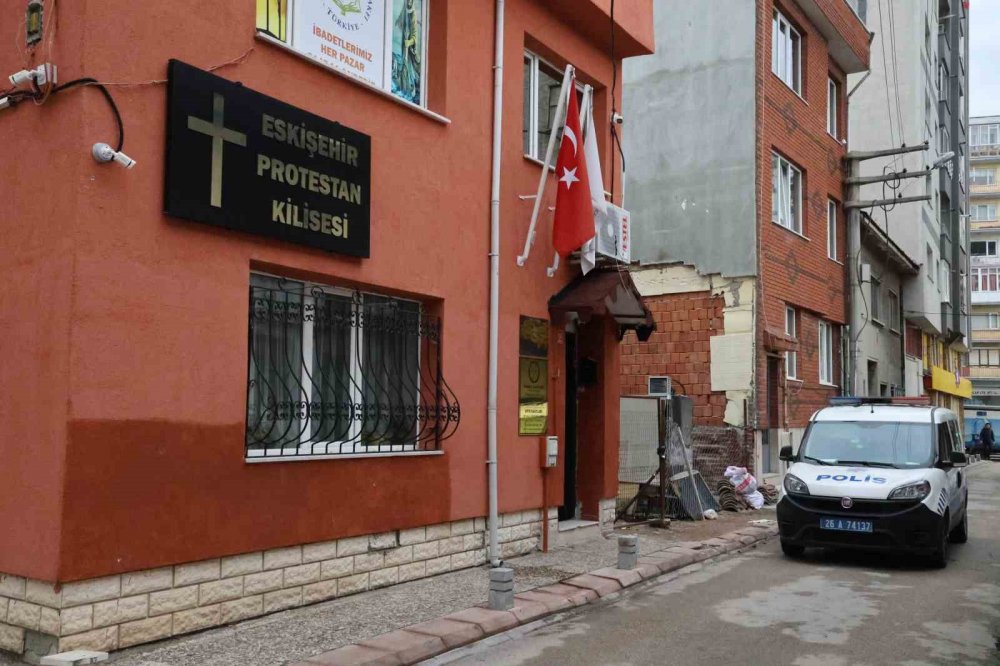 Pastöre Tokatlı Saldırıyla Gündeme Gelen Kiliseye Zorla Girmeye Çalışan Alkollü Şahıslar Tutuklandı