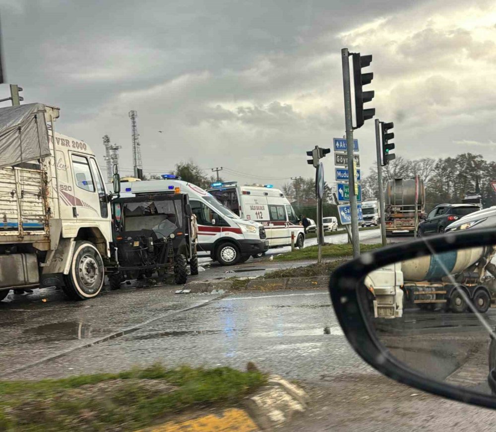 Patpat İle Kamyon Kafa Kafaya Çarpıştı: Karı-koca Yaralandı