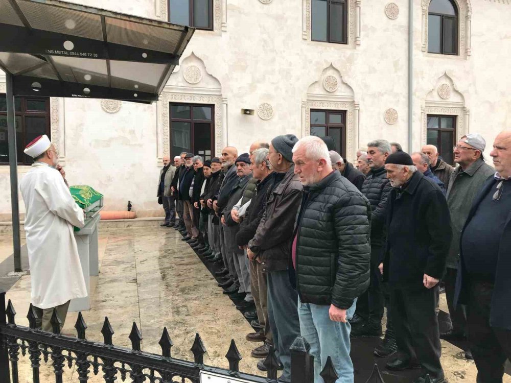 Evinin Salonunda Ölü Bulunmuştu