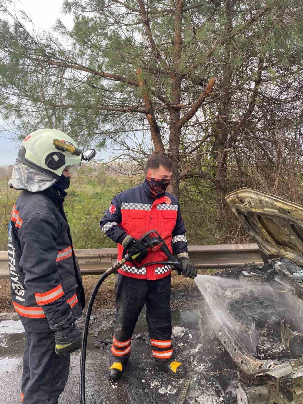 Seyir Halinde Alev Alan Otomobil Kullanılamaz Hale Geldi