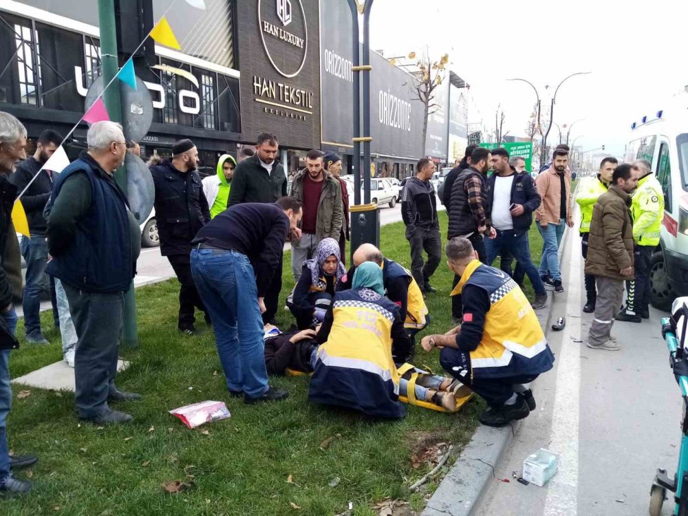 Otomobil ile çarpışan motosikletteki 2 genç yaralandı