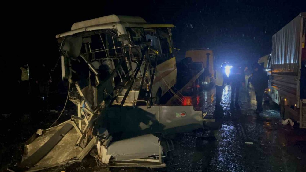 2 Belediye Otobüsü İle 1 Karavan Çarpıştı: 14 Kişi Yaralandı