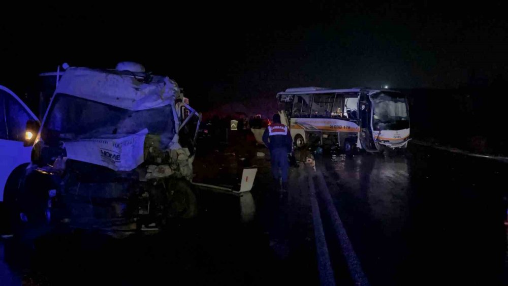 2 Belediye Otobüsü İle 1 Karavan Çarpıştı: 14 Kişi Yaralandı