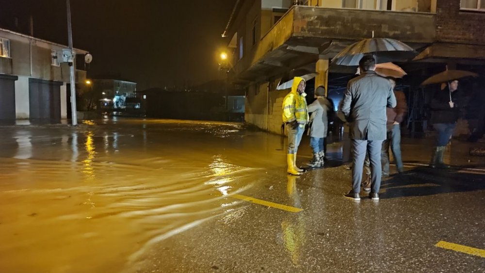 Yağmur Taşkınlara Sebep Oldu, İş Yerleri Sular Altında Kaldı