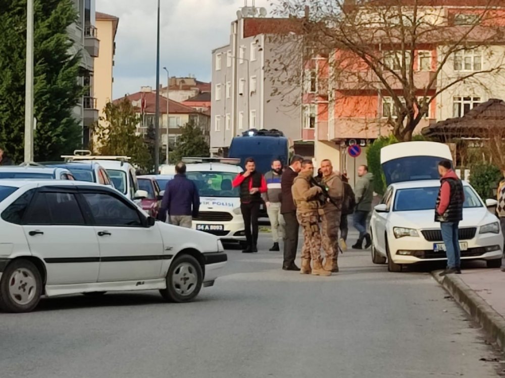 Korku Dolu Dakikalar: Parkın Ortasında Kız Arkadaşını Silahla Rehin Aldı