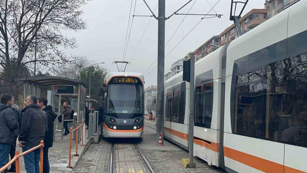 Tramvaya Silah Ve Bıçakla Bindiği İddia Edilen 4 Şahıs Bir Yolcuyu Darp Etti