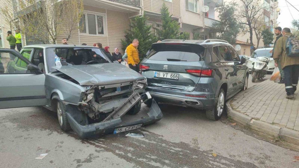 Freni Boşalan Otomobil Park Halindeki Araca Çarptı: 2 Yaralı