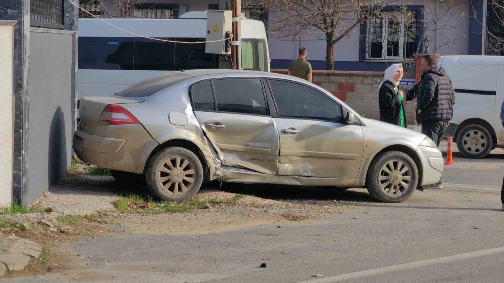 Otomobiller Çarpıştı: 1 Yaralı