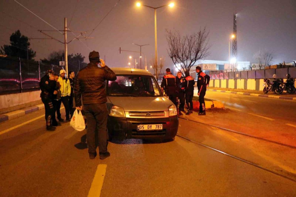 Hafif Ticari Araç Yunus Ekibine Çarptı: 4 Yaralı