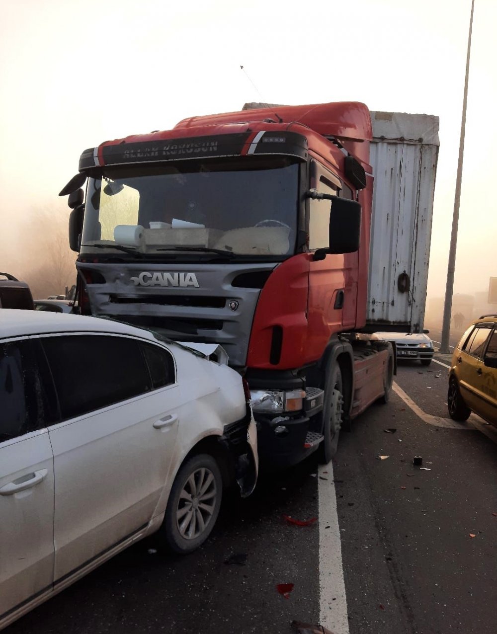 6 Aracın Karıştığı Zincirleme Trafik Kazasında 2 Kişi Yaralandı