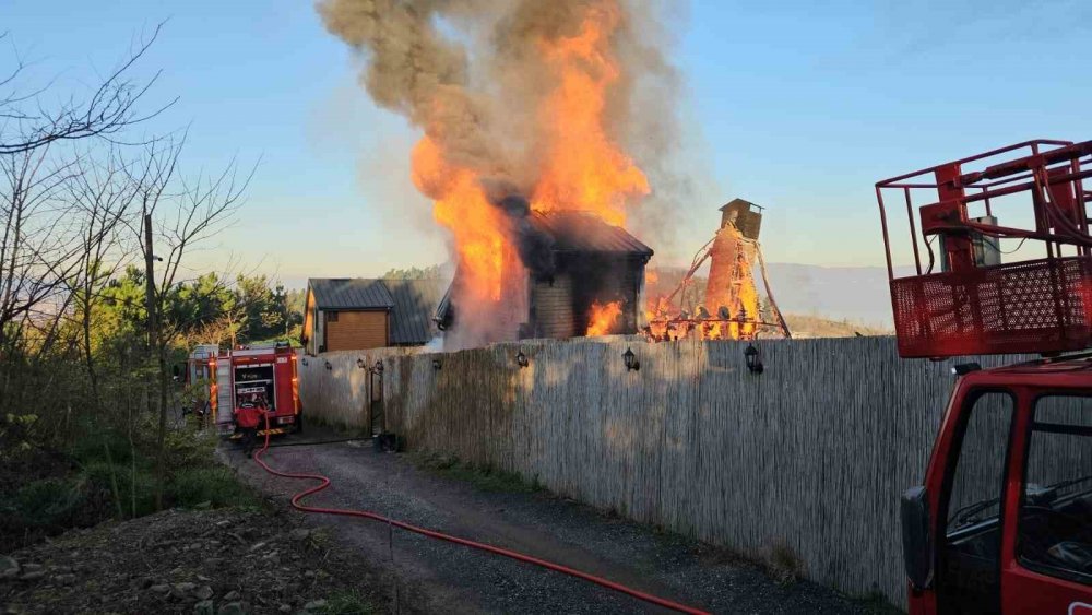 Alevlere Teslim Olan Bungalov Kül Oldu