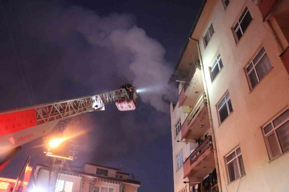 5 Katlı Binada Korkutan Yangın: Mahalleli Sokağa Döküldü