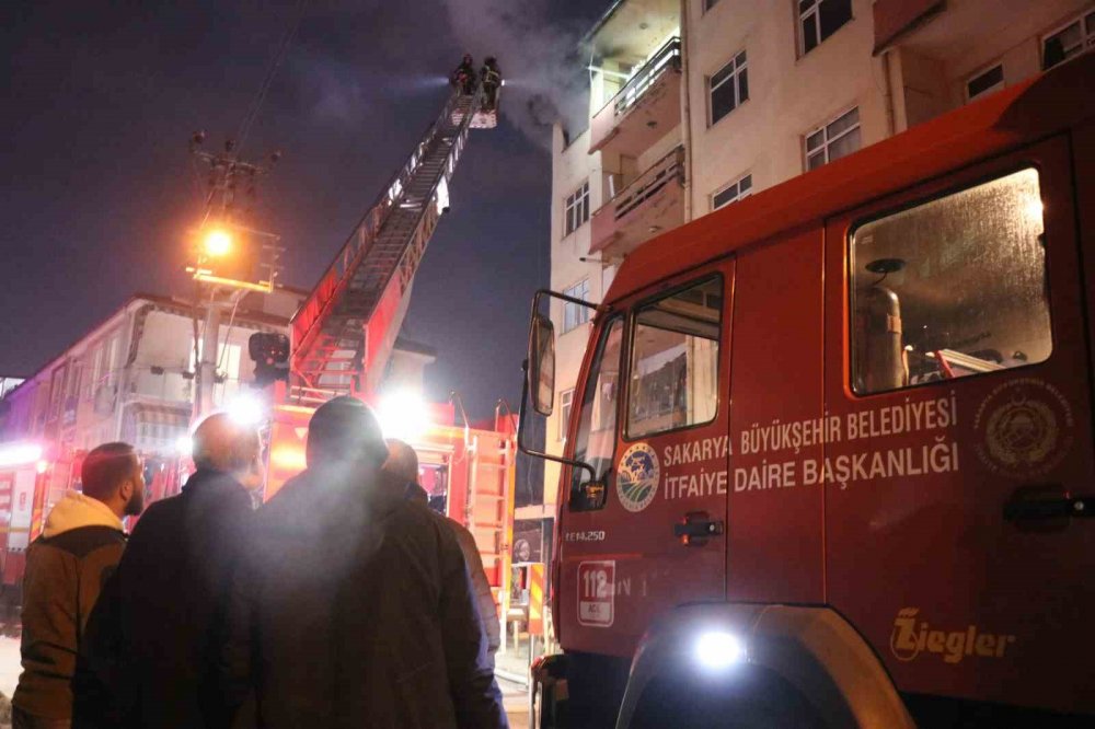 5 Katlı Binada Korkutan Yangın: Mahalleli Sokağa Döküldü