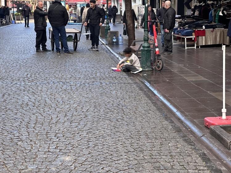 2 Çocuk Yasağa Uymayarak Dilendi