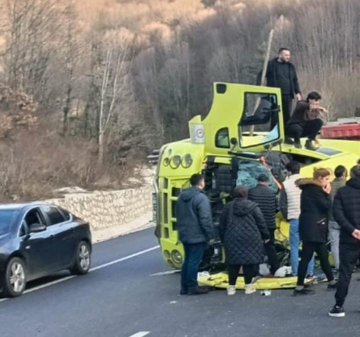 Boru Yüklü Tır Devrildi: 1 Yaralı