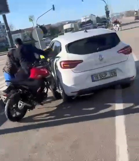 Yol Kavgası Kamerada...motosiklet Sürücüsünü Kaskıyla Dövdü