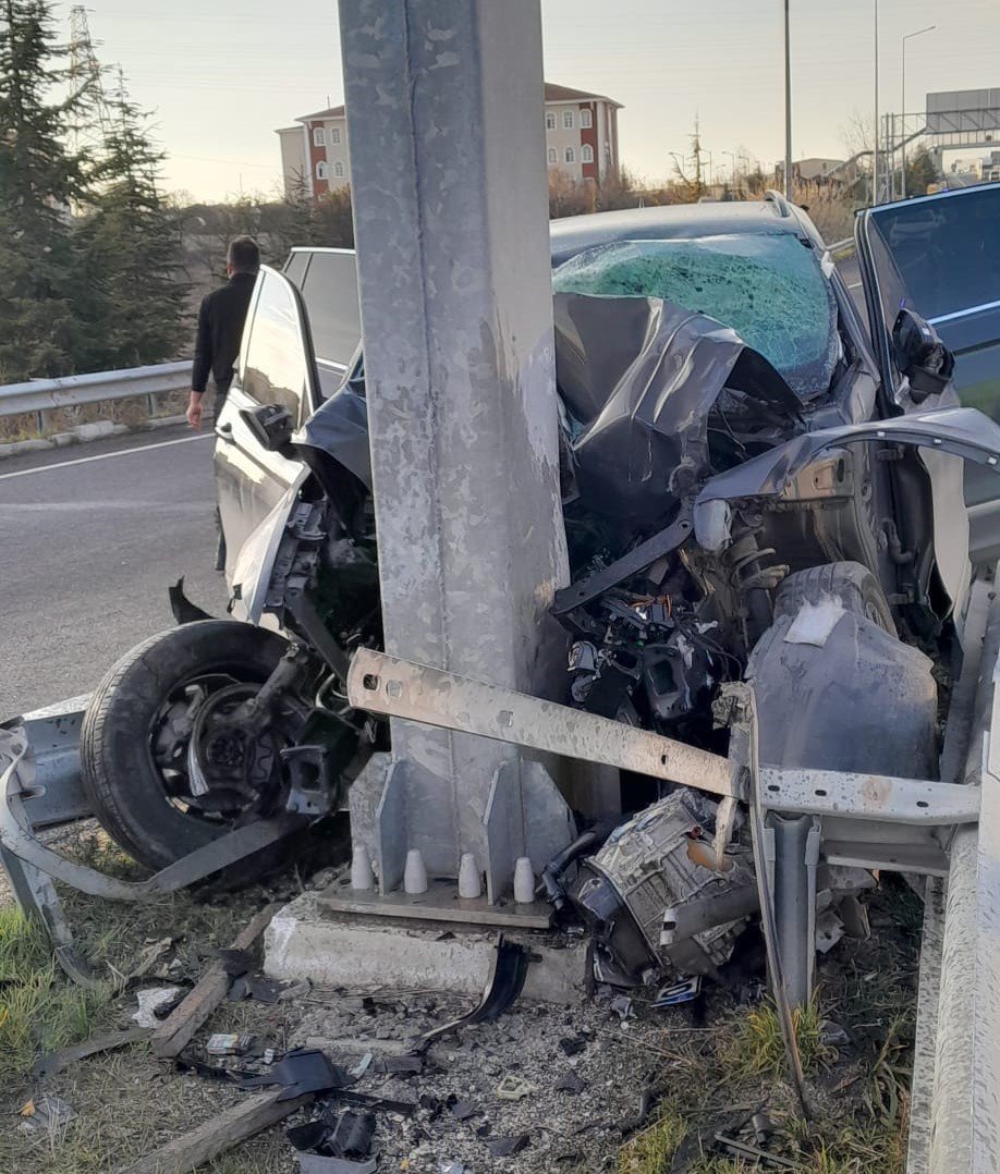 Bariyerlere Saplanan Otomobilin Sürücüsü Hayatını Kaybetti