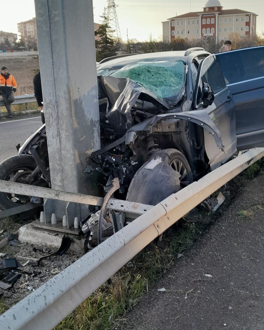 Bariyerlere Saplanan Otomobilin Sürücüsü Hayatını Kaybetti