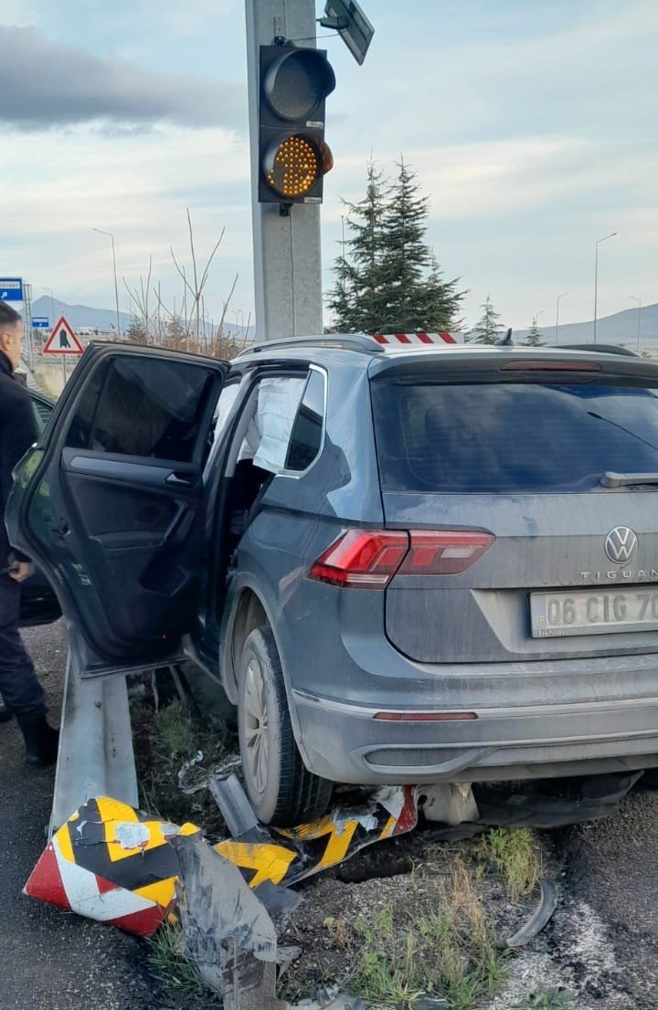 Bariyerlere Saplanan Otomobilin Sürücüsü Hayatını Kaybetti