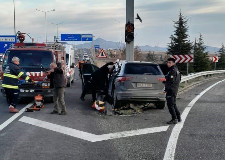 Bariyerlere Saplanan Otomobilin Sürücüsü Hayatını Kaybetti