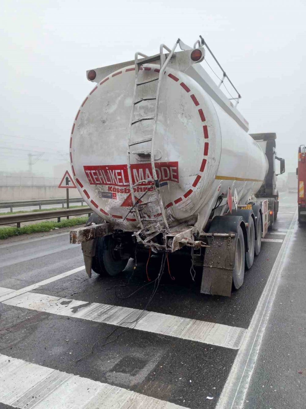 Kırmızı Işıkta Duran Tankere Çarpan Kamyon Sürücüsü Ağır Yaralandı