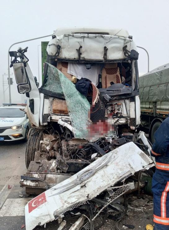 Kırmızı Işıkta Duran Tankere Çarpan Kamyon Sürücüsü Ağır Yaralandı