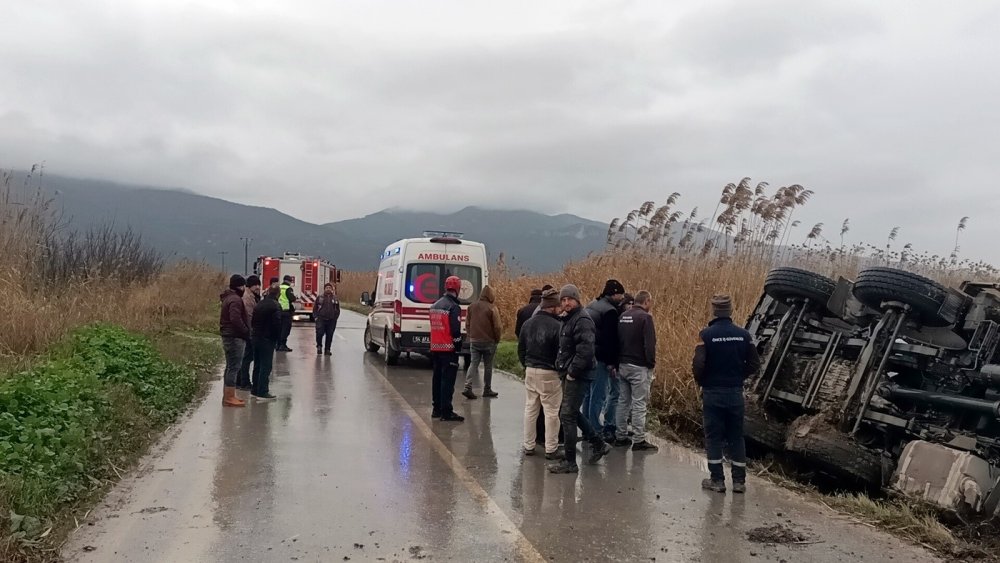 Dolgu Malzemesi Yüklü Kamyon Sulama Kanalına Devrildi: 1 Yaralı