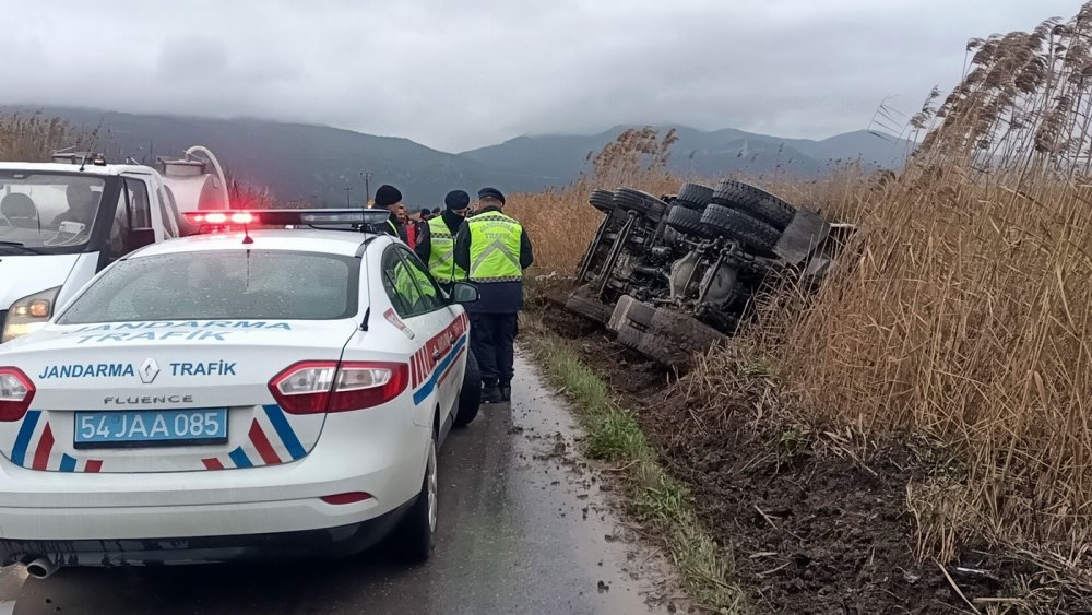 Dolgu Malzemesi Yüklü Kamyon Sulama Kanalına Devrildi: 1 Yaralı