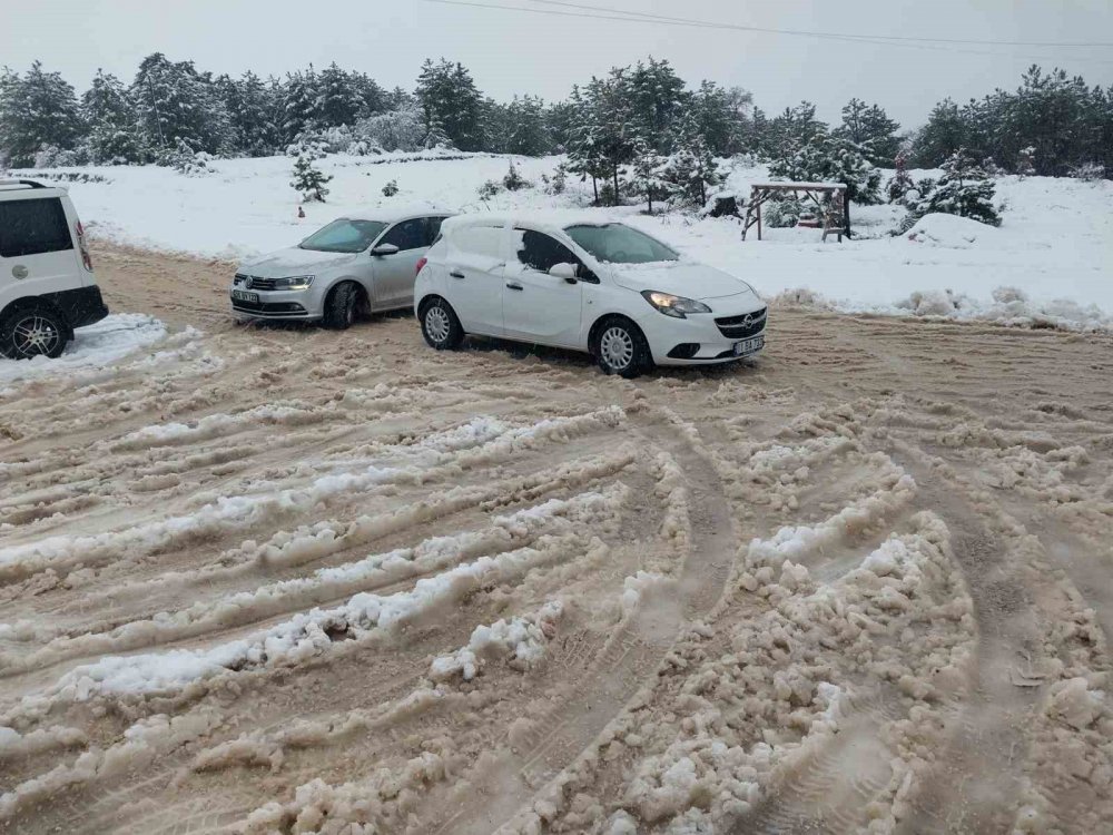 Bilecik’te kar yağışı hayatı olumsuz etkiledi