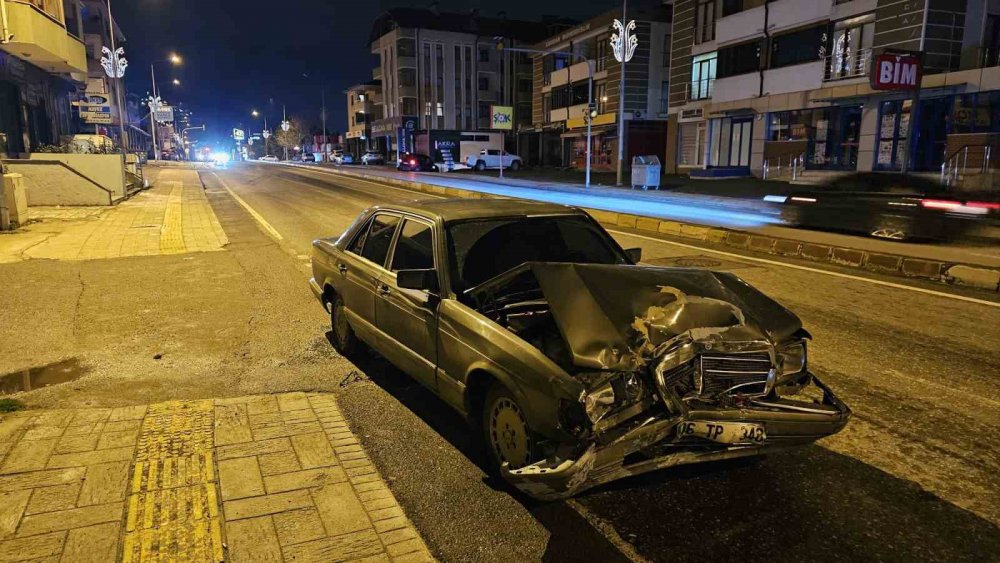 İki Otomobil Çarpıştı: Araçta Sıkışan Yaralı İtfaiye Kurtardı