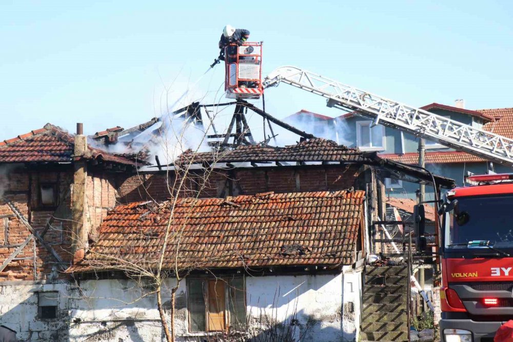 İki Katlı Müstakil Ev Alev Alev Yandı