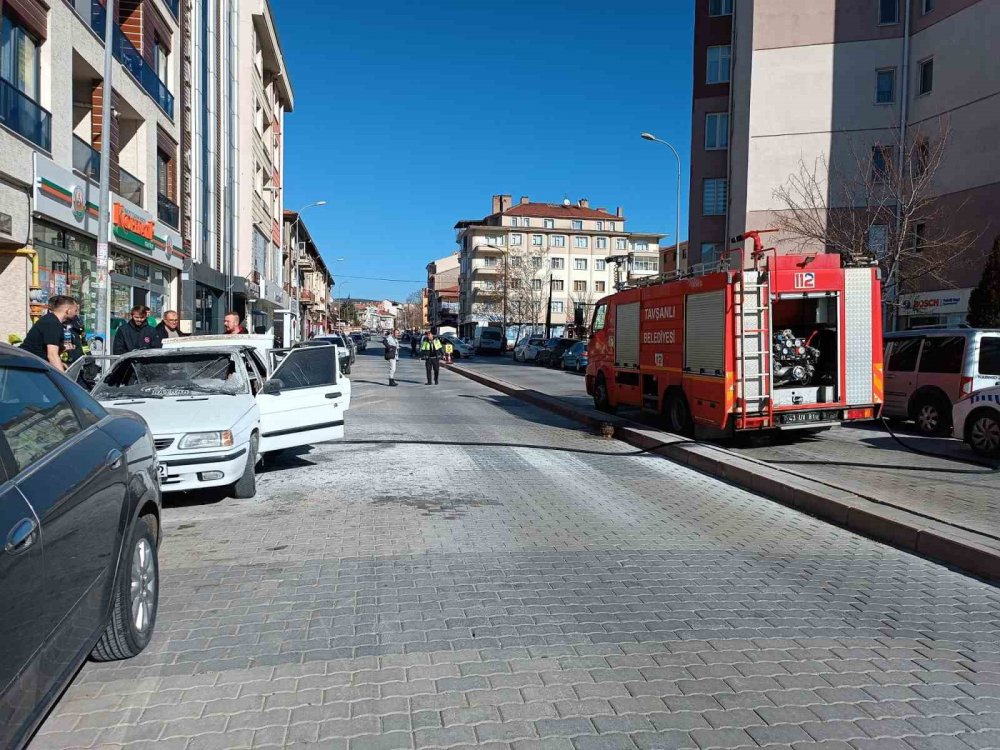 Park Halindeki Otomobil Alev Aldı