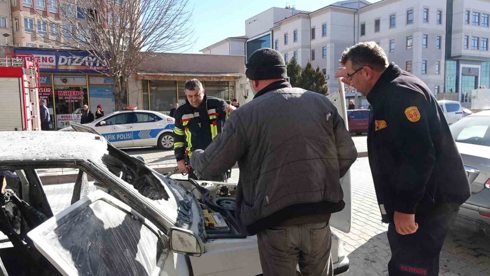 Park Halindeki Otomobil Alev Aldı