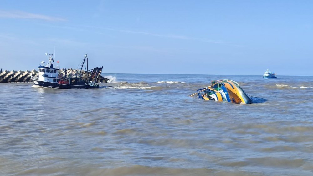 14 Metrelik Midye Teknesi Soluğan Dalga Sebebiyle Yan Yatarak Battı