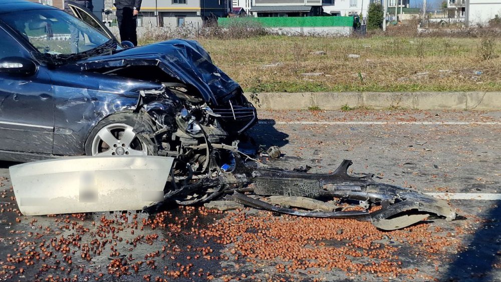 İki Otomobil Kavşakta Çarpıştı: 1 Ölü, 2 Yaralı