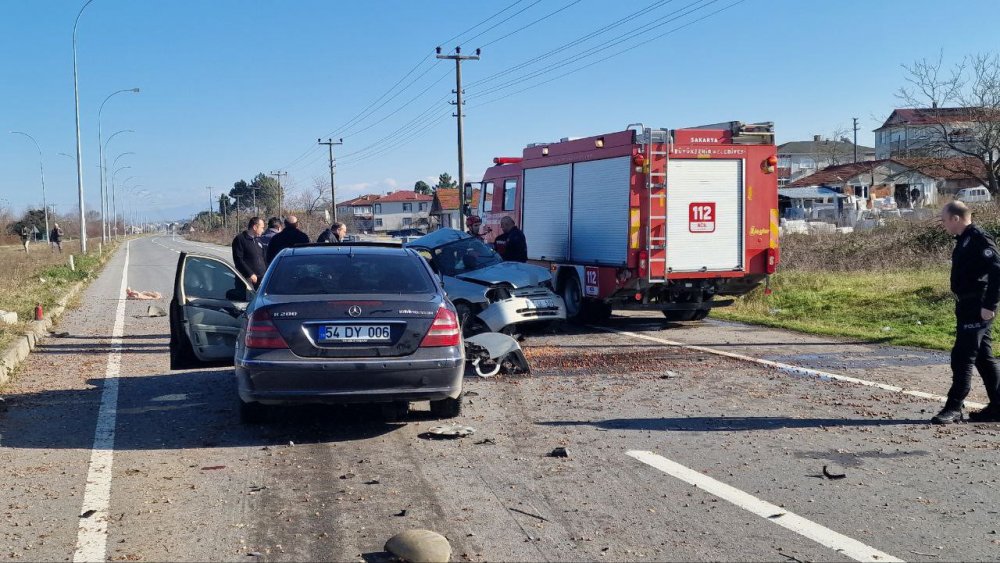 İki Otomobil Kavşakta Çarpıştı: 1 Ölü, 2 Yaralı