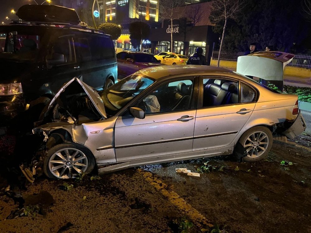 Kontrolden Çıkarak Karşı Şeride Geçen Otomobil Zincirleme Kazaya Sebep Oldu