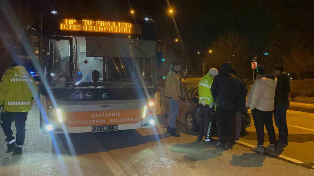 Virajı Alamayan Otomobil Belediye Otobüsüne Çarptı, 1 Kişi Yaralandı