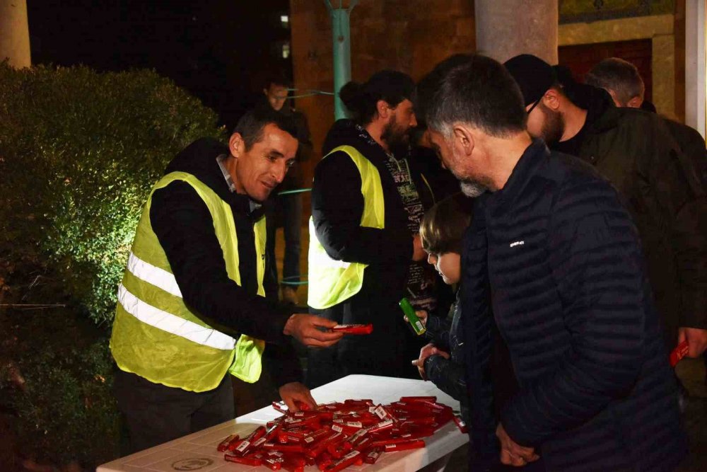 Bozüyük Belediyesi’nden Berat Kandili’nde Şeker İkramı