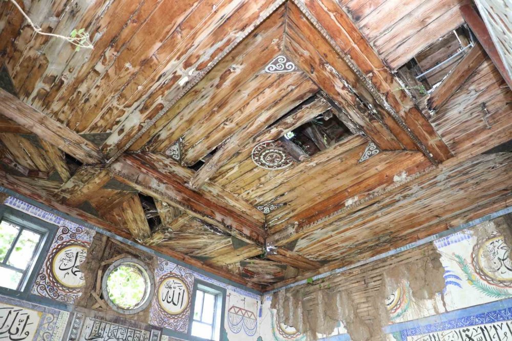 100 Yıllık Cami De Kendi Haline Terk Edilmişti, Harekete Geçildi