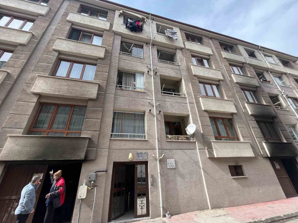 Yangında Kullanılamaz Hale Gelen 3 Bloklu Apartman Tahliye Ediliyor