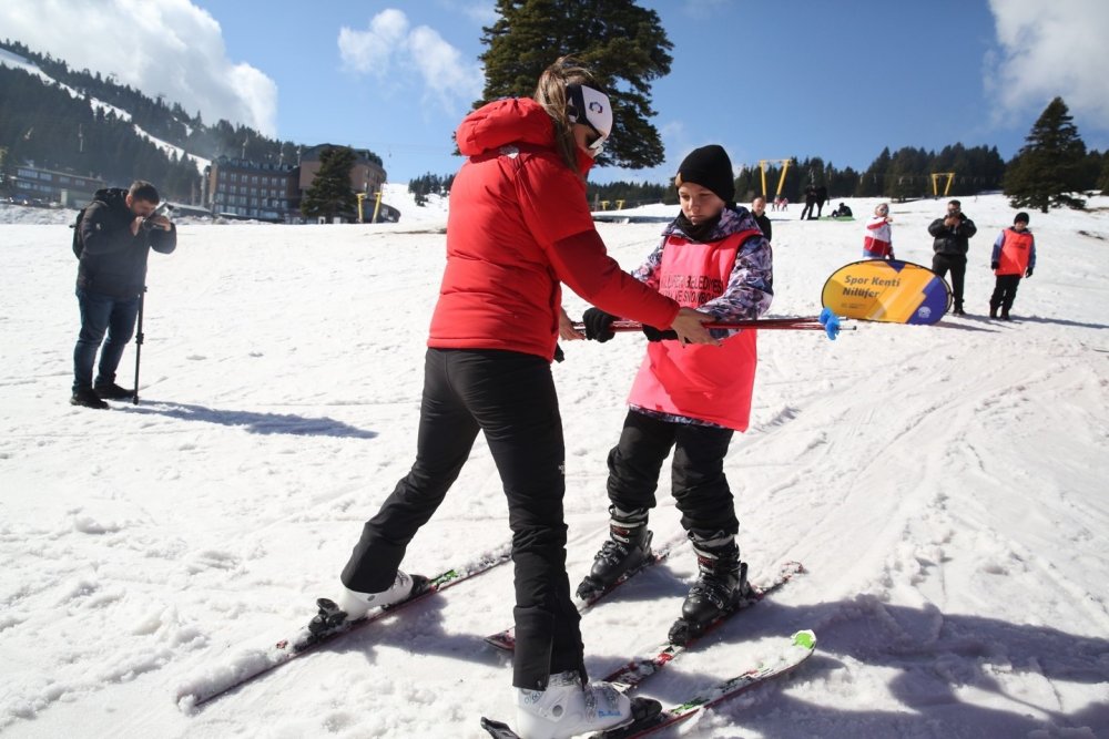 Çocuklar Uludağ’ı İlk Kez Görüp Kayak Yapmayı Öğreniyor