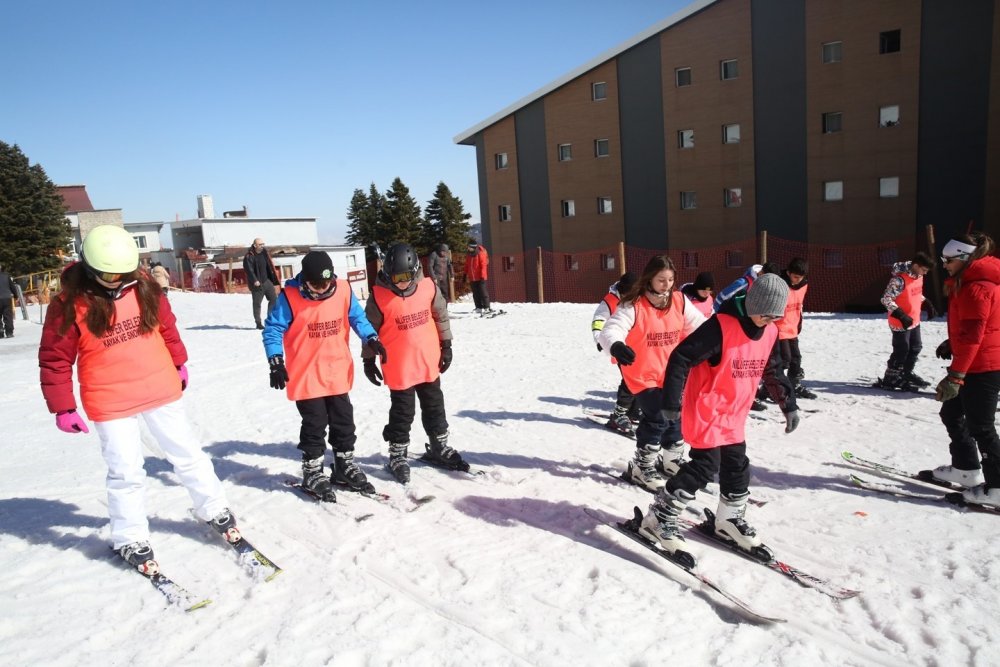 Çocuklar Uludağ’ı İlk Kez Görüp Kayak Yapmayı Öğreniyor