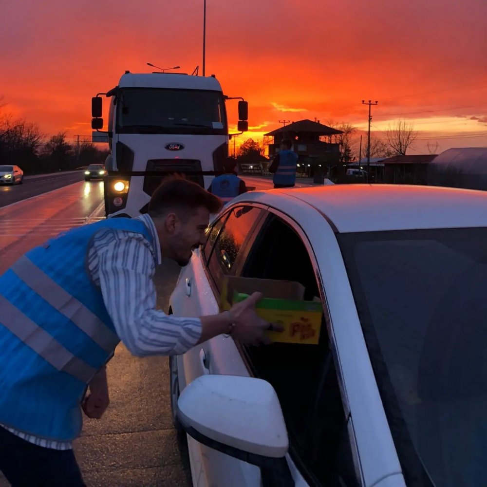 Trafikte Kalan Sürücülere İftariyelik Dağıttılar