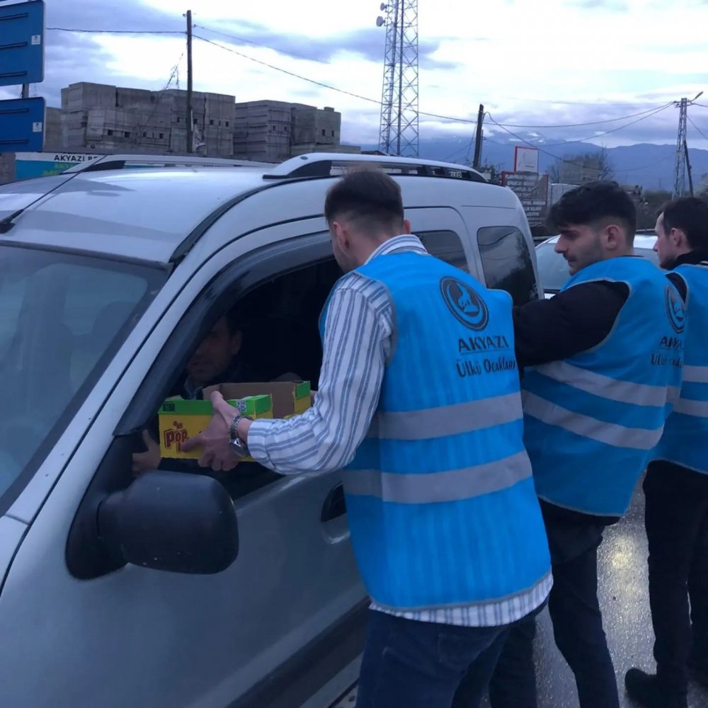 Trafikte Kalan Sürücülere İftariyelik Dağıttılar