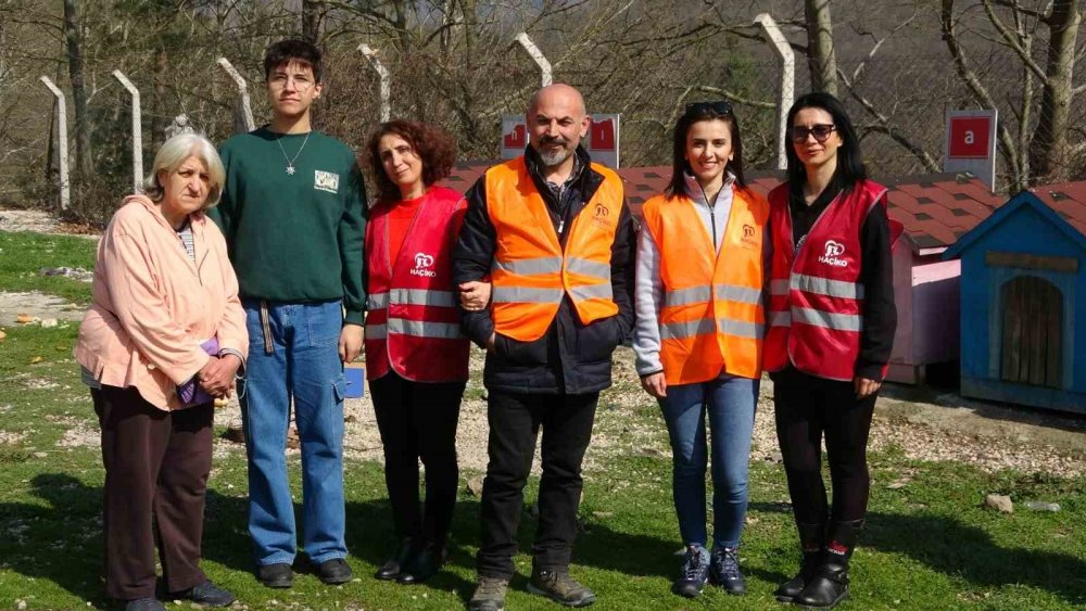 Geri Dönüşüm Atıkları Sokak Hayvanlarına Mama Oldu