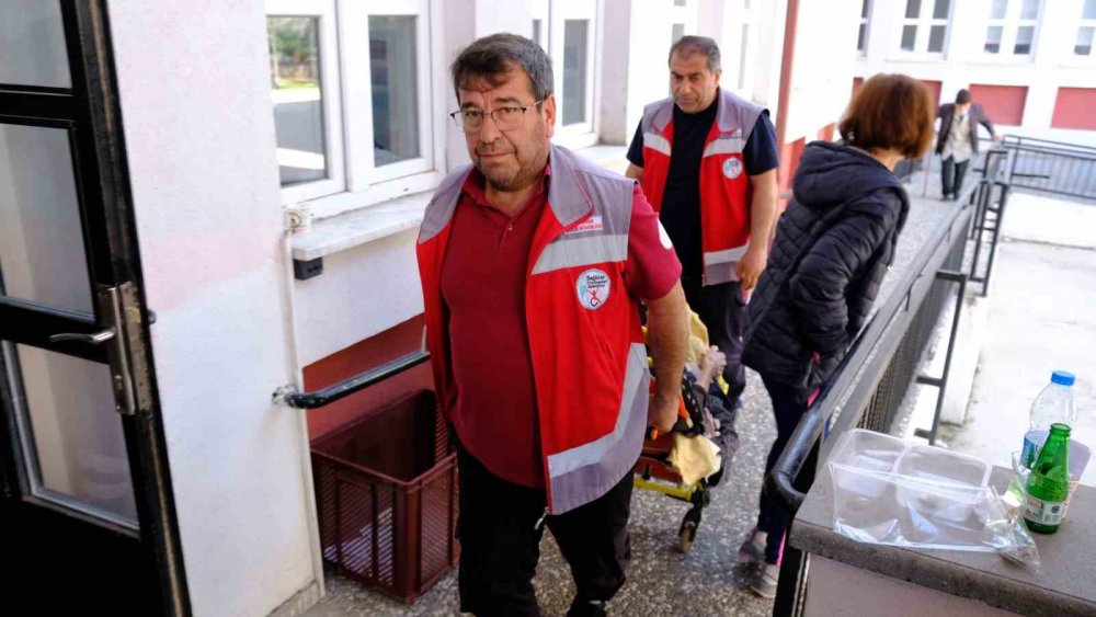 Felçli Yaşlı Kadın Oy Kullanmak İçin Ambulans Eşliğinde Sandığa Gitti