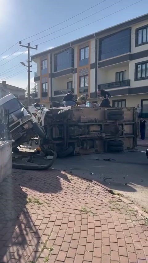 Minibüs İle Kamyonet Çarpıştı: 3 Yaralı