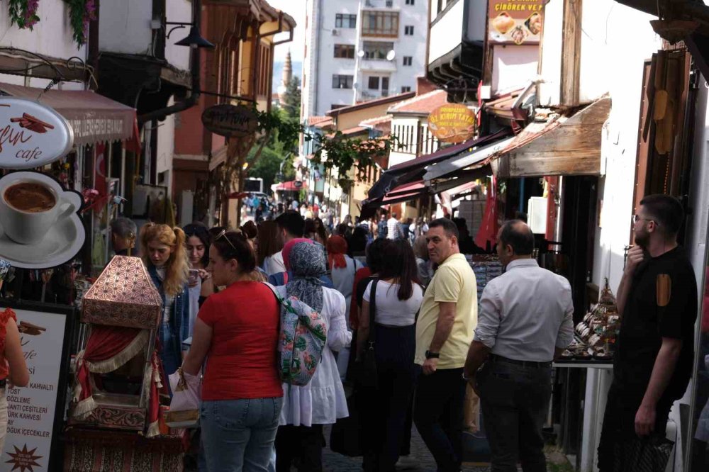 Yerli Turist Yoğunluğu Esnafın Yüzünü Güldürdü