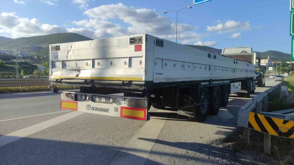 Yolcu Otobüsü Tıra Çarptı, Faciadan Dönüldü